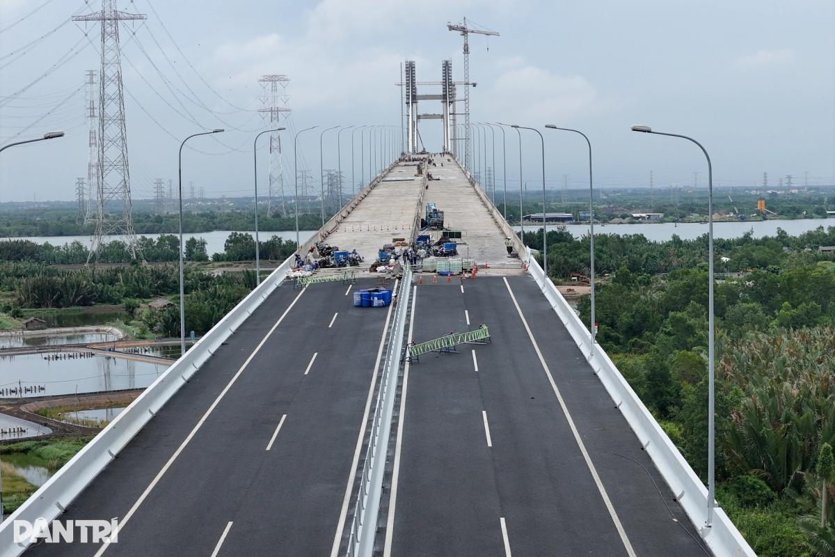 Cầu Bình Khánh và Phước Khánh trên cao tốc Bến Lức - Long Thành đang dần hoàn thiện, chuẩn bị thông xe ngày 30/9, kết nối miền Tây với TPHCM và Đồng Nai.